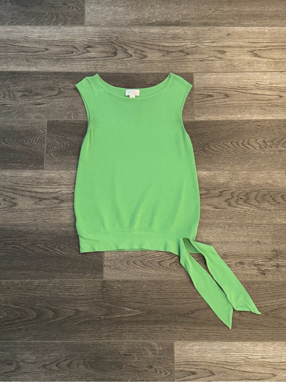Ann Taylor LOFT • Petite Sleeveless Tie-Hem Knjt Top in Vibrant Green